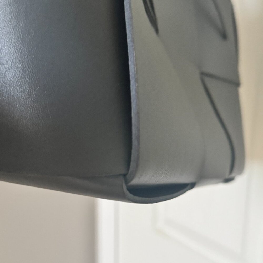 BOTTEGA VENETA INTRECCIATO ARCO TOTE SIZE MEDIUM,  EUC - Picture 5 of 10